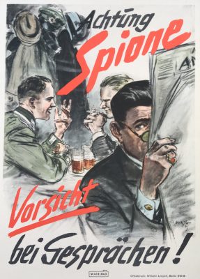 Plakat "Achtung Spione. Vorsicht bei Gesprächen!"
