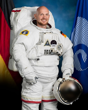 Offizielles Porträt von ESA-Astronaut Alexander Gerst in einem Extravehicular Mobility Unit (EMU) Raumanzug. Meine Ausgehuniform. Der EMU Raumanzug der NASA, den wir bei Weltraumausstiegen tragen um Arbeiten an der Außenhaut der Internationalen Raumstation ISS durchzuführen, ist in Wirklichkeit ein faszinierendes kleines Raumschiff mit allem Drum und Dran, basierend auf den Apollo Mond-Raumanzuegen. Er hat sogar Antriebsdüsen, und wiegt lässige 160 kg.