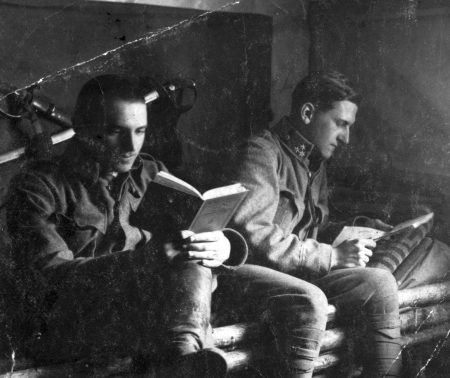 Soldaten am Lesen
