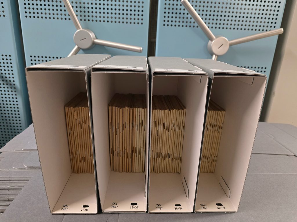 Aufstellung von Kioskliteratur in Kartons im Magazin
