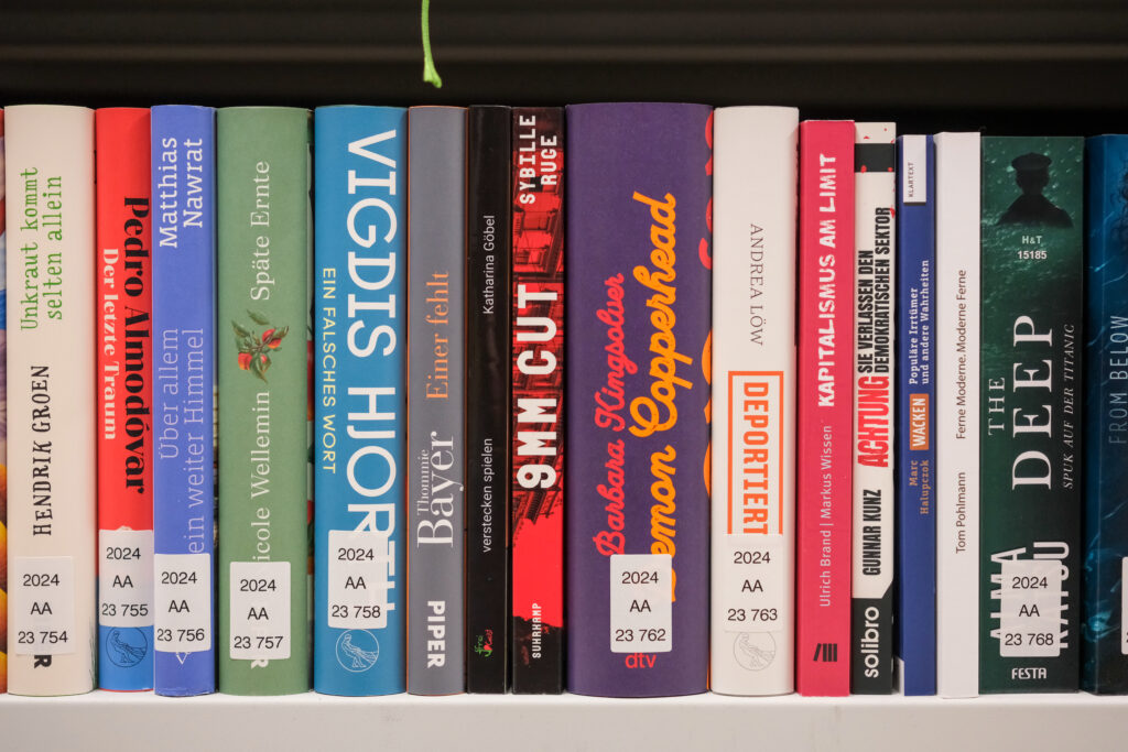 Eine Reihe verschiedener Buchrücken in den Magazinen der Deutschen Nationalbibliothek. 